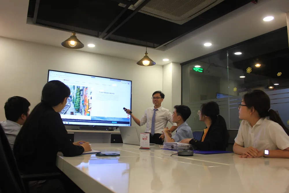 Tác giả (người đứng) cho biết: "Từ khi biết yêu ngôi nhà chung này, tôi đã nỗ lực học tập, đóng góp cho TP và tích lũy cho bản thân để xứng đáng có được một tổ ấm của riêng mình". Tác giả (người đứng) cho biết: "Từ khi biết yêu ngôi nhà chung này, tôi đã nỗ lực học tập, đóng góp cho TP và tích lũy cho bản thân để xứng đáng có được một tổ ấm của riêng mình".
