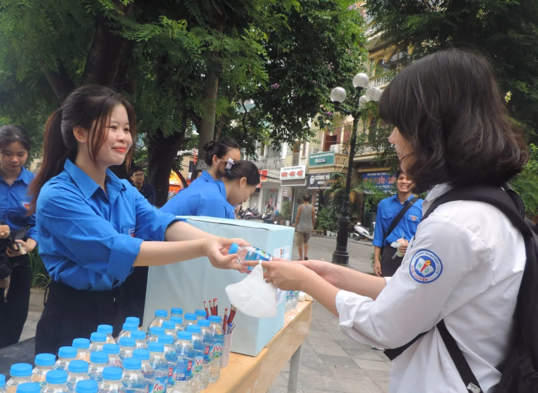 Tình nguyện viên tại điểm thi Tình nguyện viên tại điểm thi