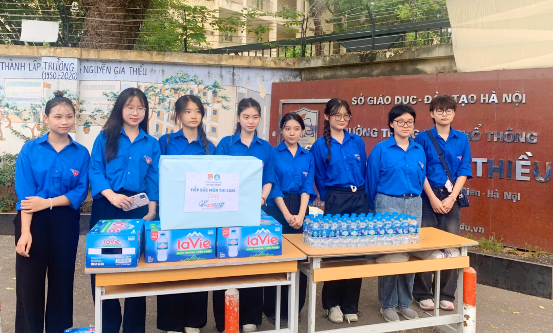 Phát quà cho thí sinh Tình nguyện viên phát quà cho thí sinh