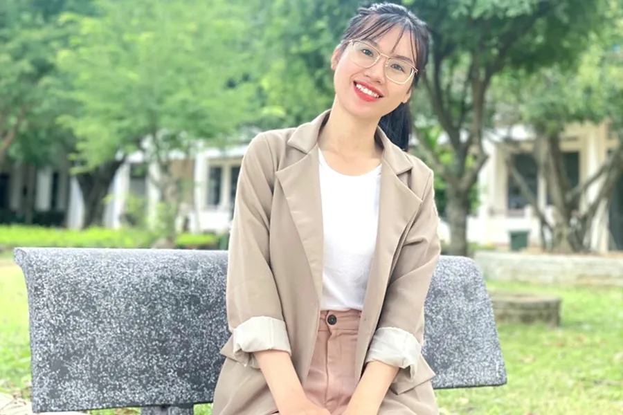 Tác giả Hồ Nguyễn Hạnh Văn trong một chuyến du lịch