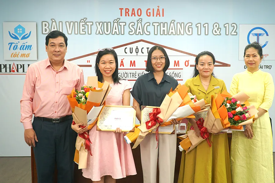 Các tác giả đoạt giải Bài viết xuất sắc nhất tháng 11 và 12-2022 chụp ảnh cùng ban tổ chức cuộc thi. Các tác giả đoạt giải Bài viết xuất sắc nhất tháng 11 và 12-2022 chụp ảnh cùng ban tổ chức cuộc thi.
