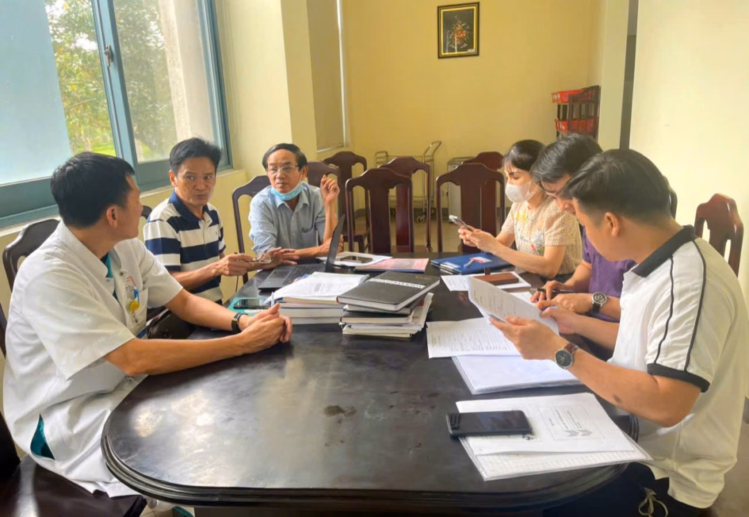 Đoàn kiểm tra của Sở Y tế và các đơn vị làm việc tại Bệnh viện Trung ương Huế cơ sở 2 để nắm bắt thông tin các ca bệnh, xác minh nguyên nhân nghi ngộ độc.