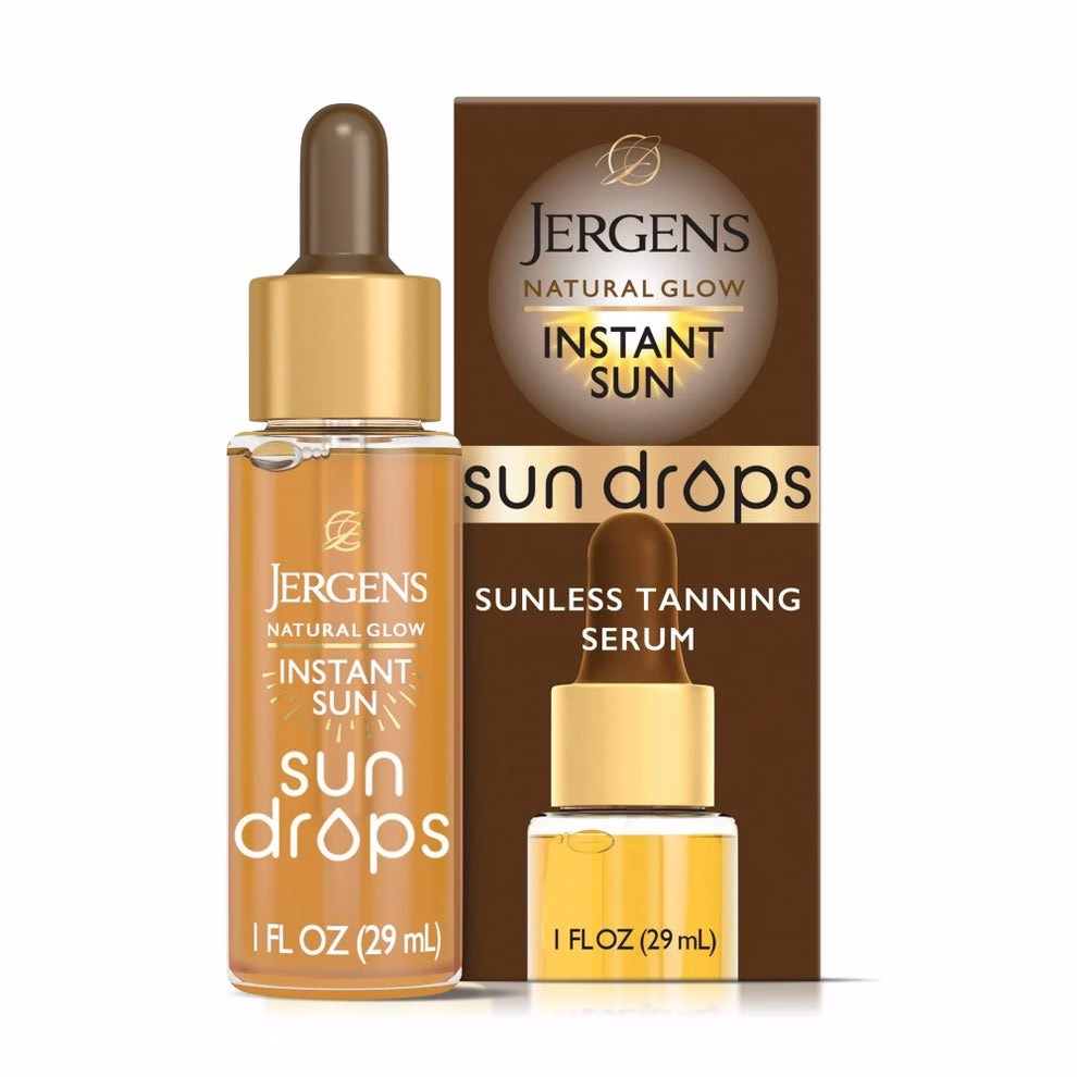 3 sản phẩm chăm sóc da đáng tiền cho chị em Jergens Natural Glow Instant Sun Drops, a sunless tanning serum in a 1 fl oz bottle, shown with its brown and gold packaging
