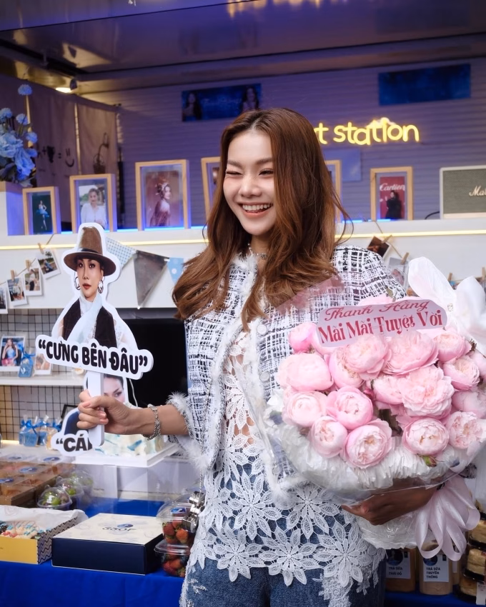 Thanh Hằng hạnh phúc khi được fan tặng quà, tổ chức sinh nhật tại trường quay Vietnams Next Top Model.