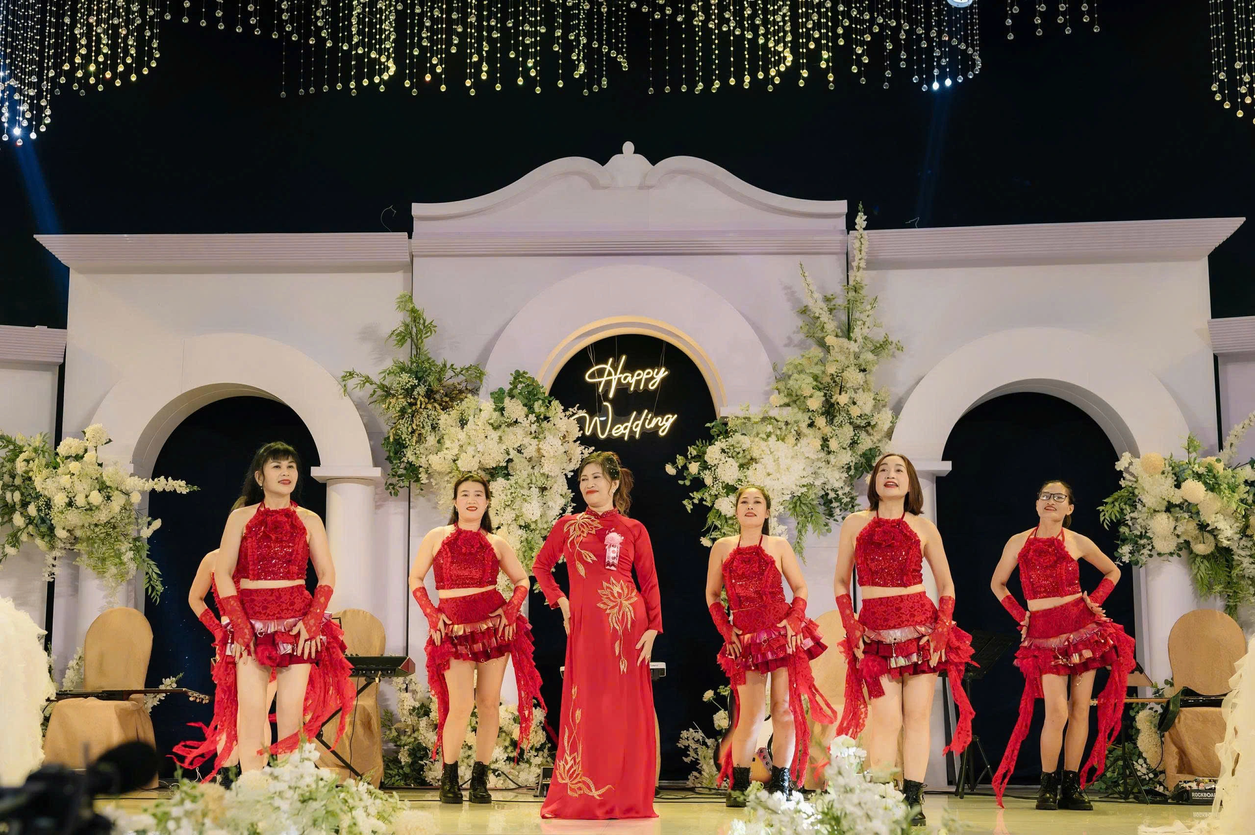 Mẹ 53 tuổi nhảy dân vũ trong đám cưới con gái, gây chú ý trên mạng xã hội Bà sui khuấy động không khí bằng tiết mục nhảy dân vũ