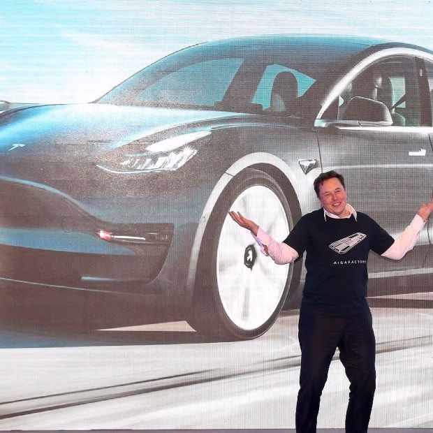 Tesla robotaxi gặp vấn đề an toàn, ‘thiếu tiến bộ’ "Robotaxi không nhìn thấy điều đó, và người giám sát an toàn đã phải dừng xe cho đến khi tàu đi qua," Tegtmeyer chia sẻ trên X.