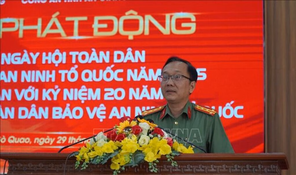 An Giang phát động Ngày hội toàn dân bảo vệ an ninh Tổ quốc năm 2025 Lãnh đạo Công an tỉnh An Giang trao tượng trưng nguồn lực an sinh xã hội 120 triệu đồng cho nhân dân xã Gò Quao.