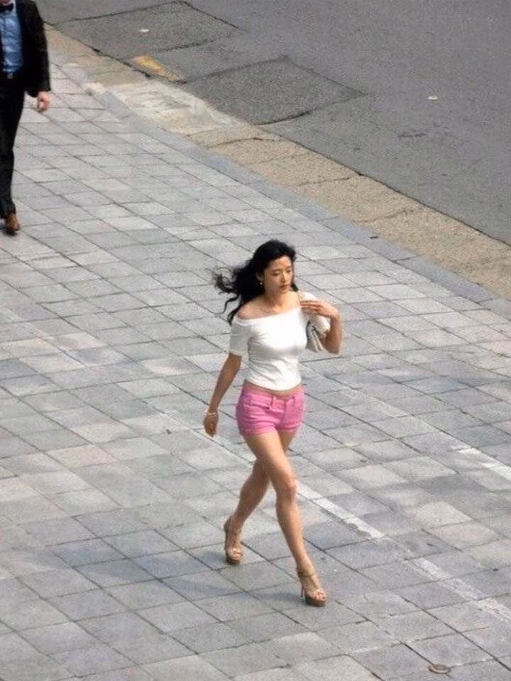 Angelababy và Jeon Ji Hyun ‘mắt chữ A, mồm chữ O’ với style Y2K ấn tượng Hình ảnh chất lượng thấp cũng không thể làm lu mờ đi body chất lượng cao của Jeon Ji Hyun.