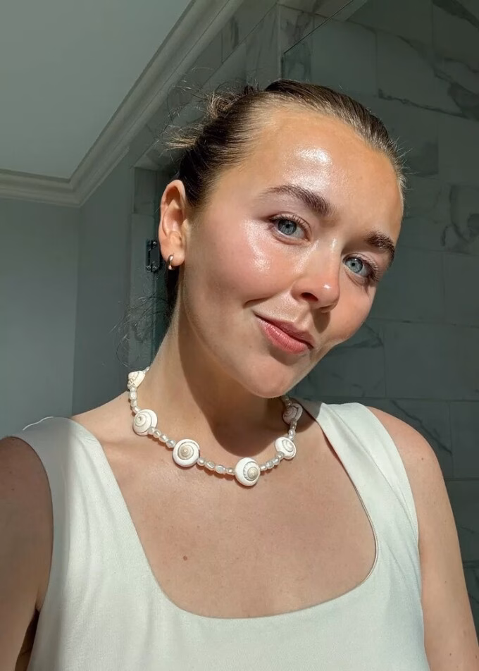 Biên tập viên Byrdie tiết lộ bí quyết skincare với kem Protini Polypeptide của Drunk Elephant giúp da căng mịn Holly Rhue khoe mặt mộc căng bóng khi thức dậy vào buổi sáng.