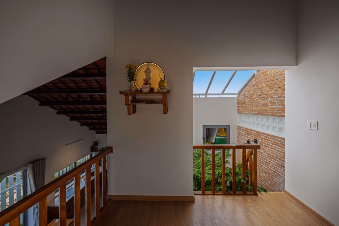 Đà Nẵng: Cặp vợ chồng xây nhà 70m2 lùi sâu, sân trước rộng như biệt villa