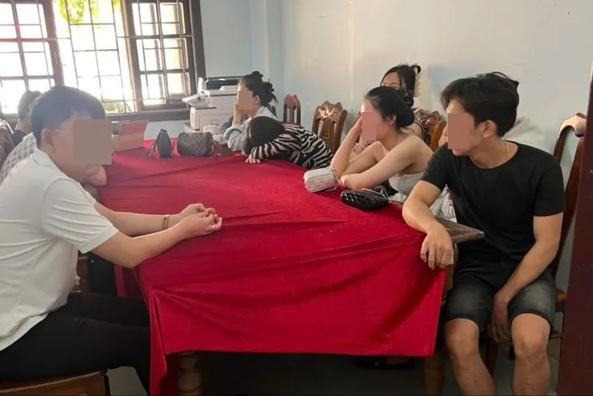 Đà Nẵng: Tạm giữ nhiều người tổ chức “tiệc” ma tuý trong quán karaoke Cảnh sát làm việc với những người liên quan. Ảnh: CA