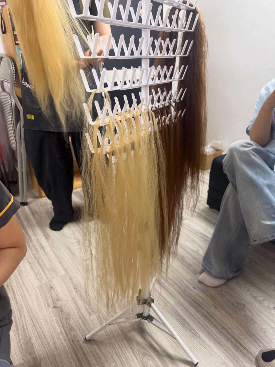 Nữ ca sĩ đăng tải hình ảnh hậu tường nơi những bộ tóc giả bạch kim được chuẩn bị cho công cuộc nối.