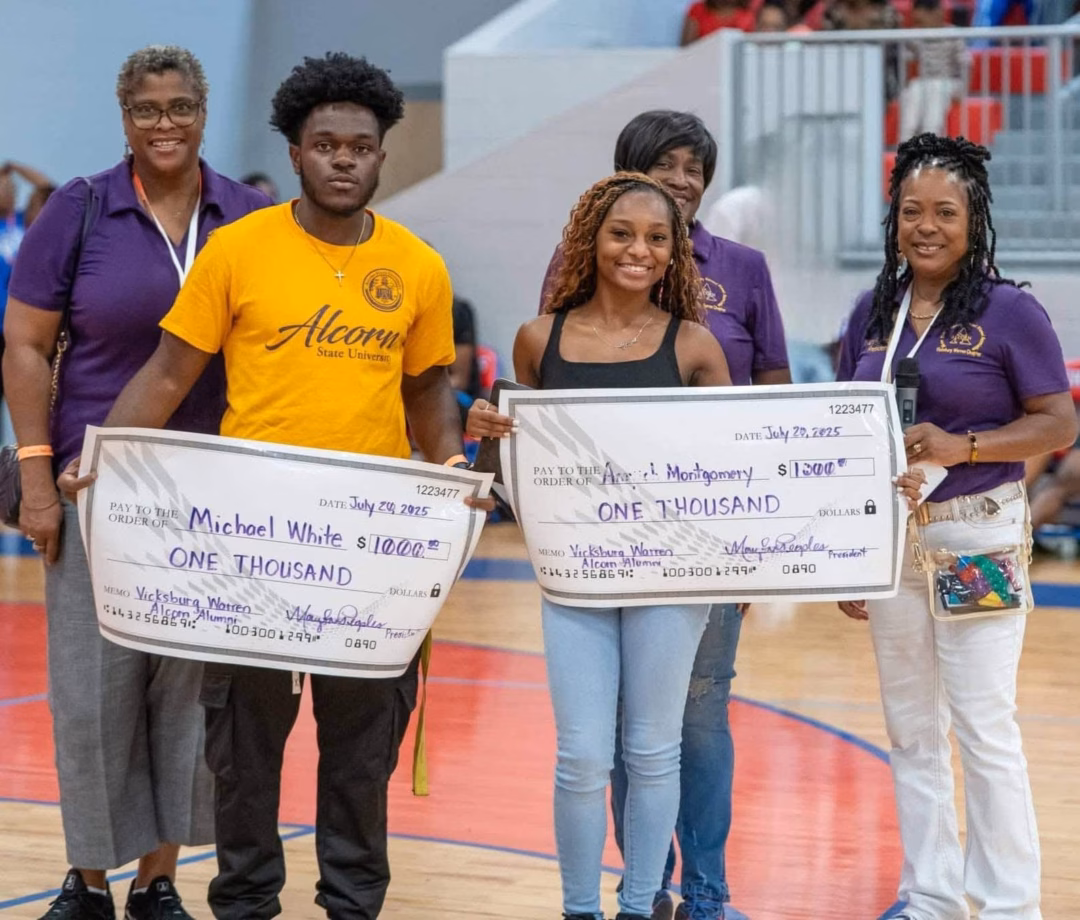 Học sinh Mỹ nhận học bổng 4.500 USD nhờ trận bóng rổ Michael White and Amiyah Montgomery