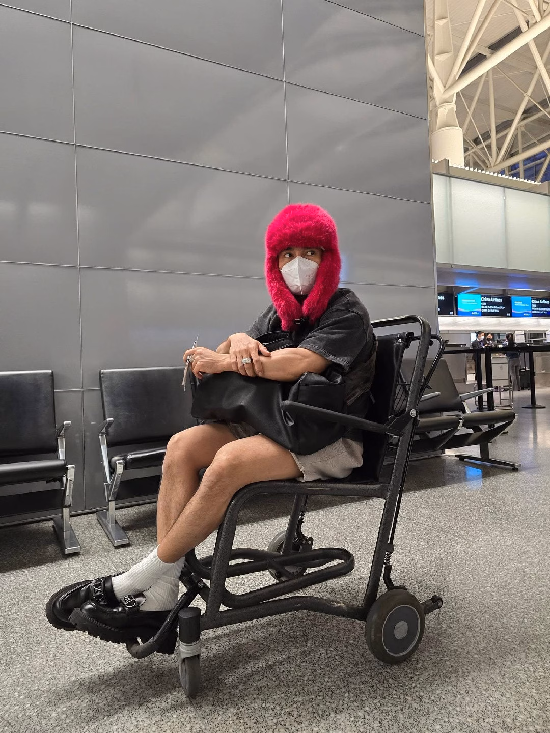 Lê Dương Bảo Lâm gây ấn tượng với trang phục độc đáo trong 2 ngày 1 đêm Lê Dương Bảo Lâm cũng thu hút ánh nhìn ở sân bay khi diện chiếc mũ lông rực rỡ này.