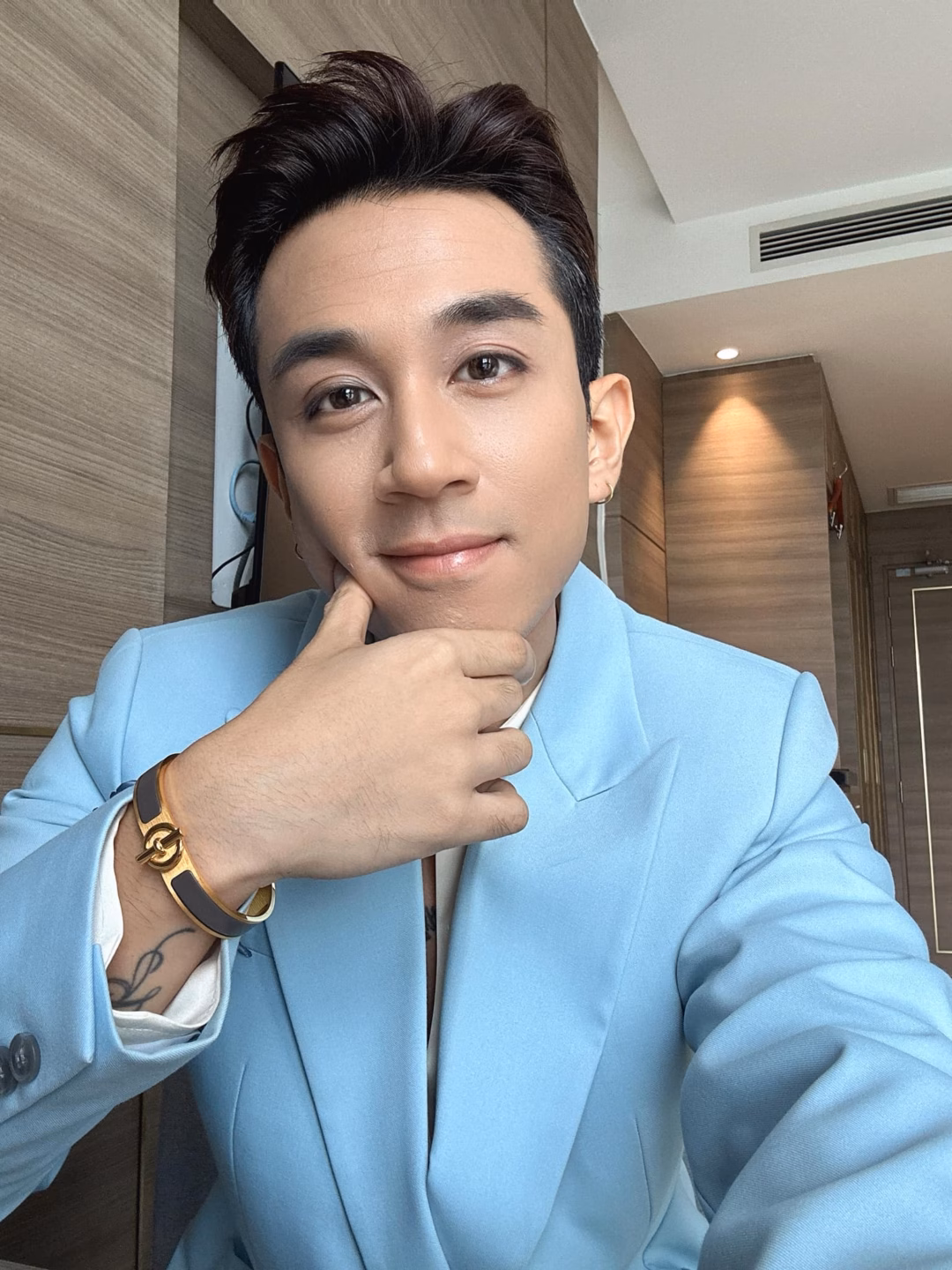 MC Kỳ Duyên bất ngờ nói không thích tiếng Anh, NSND Thái Bảo xúc động hát tặng ngày 27/7 Ca sĩ Dương Edward mặc lịch lãm đi diễn.