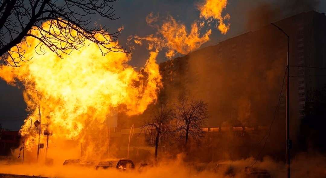 Nga tăng cường tấn công Ukraine, tình hình chính trị thêm rối ren Ông Zelensky buộc phải rút lại các sửa đổi gây tranh cãi sau cuộc biểu tình quy mô lớn ở Kiev. Ảnh: Sky News