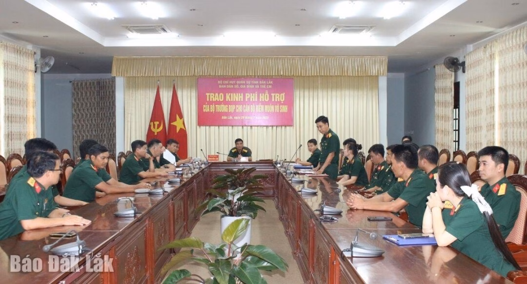 Đại tá Ksơr Lành, Phó Chính ủy Bộ Chỉ huy Quân sự tỉnh động viên các gia đình quân nhân hiếm muộn.