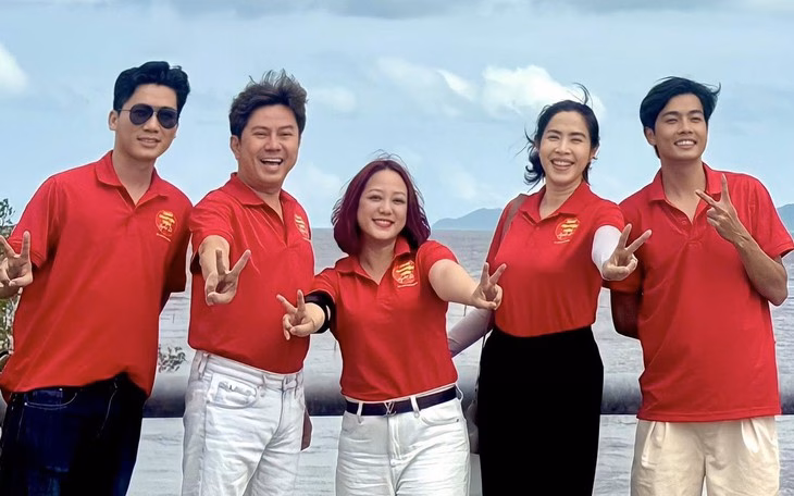 TP.HCM: Nhiều nghệ sĩ cùng nhau làm vì nụ cười trẻ thơ ở Cà Mau Đội tình nguyện viên nghệ sĩ TP.HCM mang ánh sáng, tri thức đến vùng cực Nam Tổ quốc - Ảnh 10.