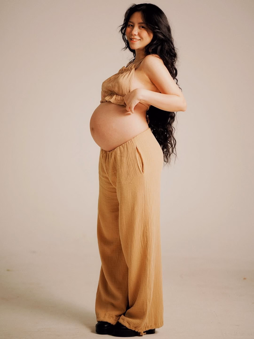 Con gái giáo sư Văn Như Cương mang bầu vẫn xinh tươi, thanh thoát