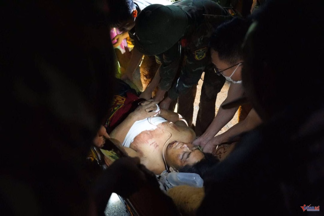 Cơn lũ dữ dội tại Điện Biên: 5 người bị thương nặng, bé 1 tuổi tử vong Phó Bí thư Tỉnh uỷ Điện Biên trực tiếp chỉ đạo tại hiện trường công tác cứu hộ, cứu nạn do mưa lũ. Ảnh: Thái Dương