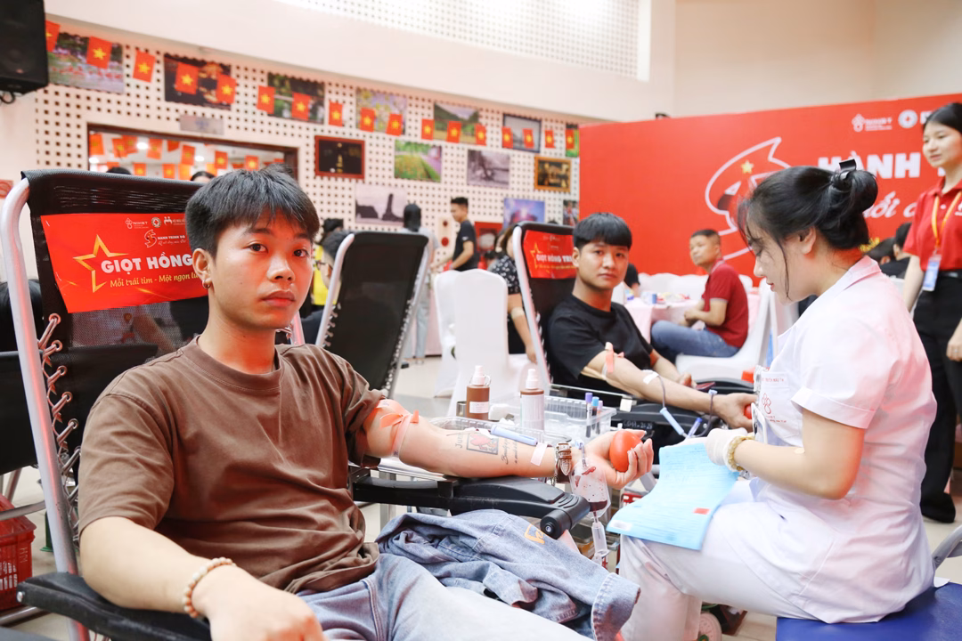 Hiến máu “Giọt hồng tri ân”: Nhiều người dân tích cực tham gia hỗ trợ