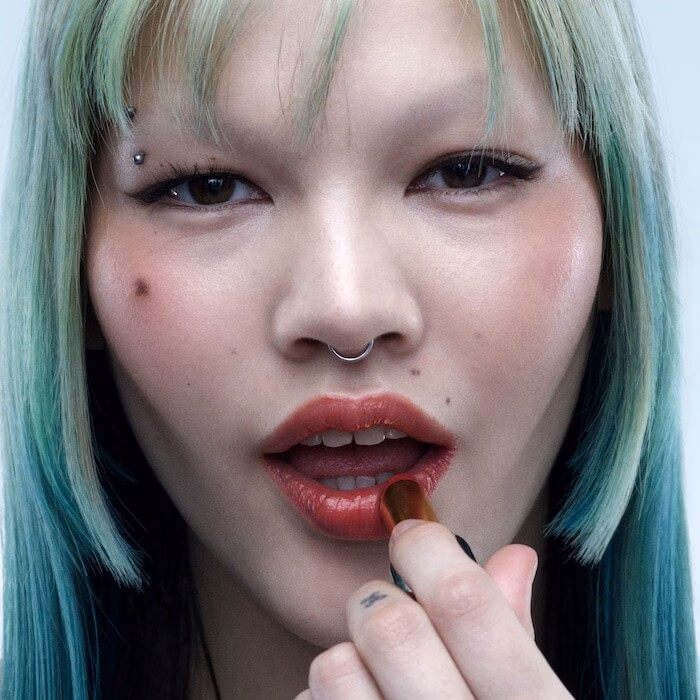 Mẹo làm đẹp: Màu son dưỡng son vỏ hộp đẹp đơn giản cho cầu dao điện. Courtesy of Byredo