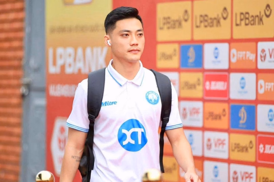 Tiền vệ Thép xanh Nam Định: Vô vàn danh hiệu ở tuổi 29, vợ đẹp như hoa Lâm Ti Phông trưởng thành từ lò đào tạo CLB Sanna Khánh Hòa. Ảnh: FBNV.