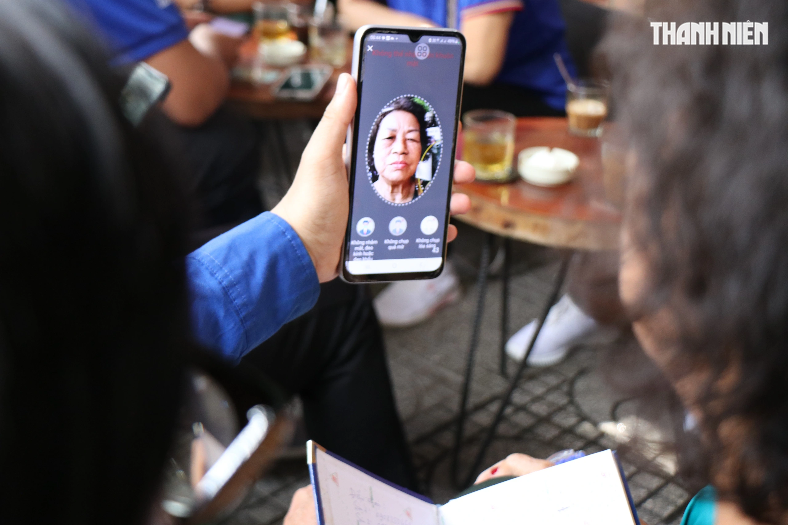 Việc học chuyển đổi số, hỗ trợ tạo tài khoảng, đăng nhập VNeID được các bạn tình nguyện viên hỗ trợ nhiệt tình