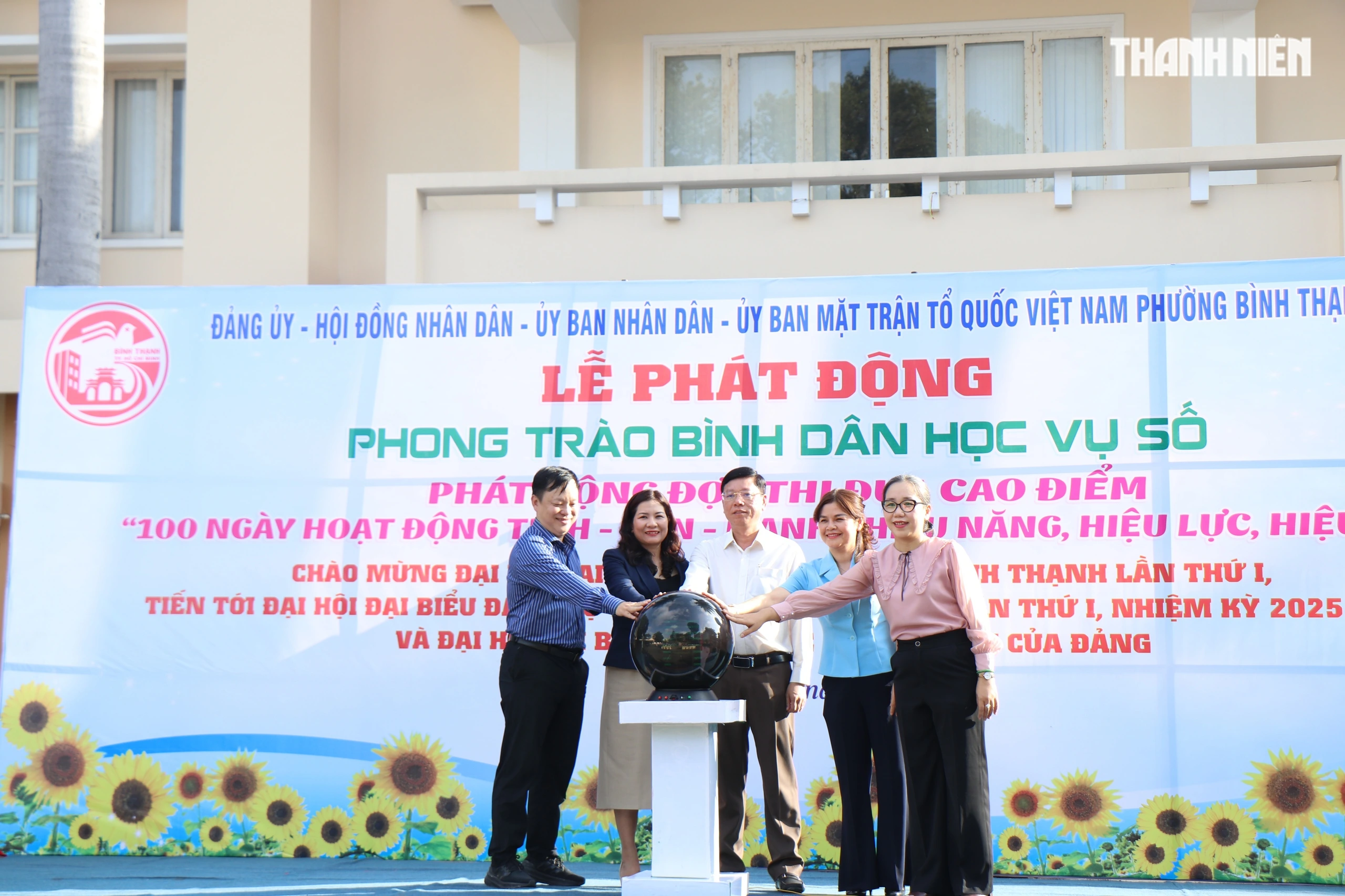 Lãnh đạo phường Bình Thạnh thực hiện nghi thức phát động phong trào "bình dân học vụ số"