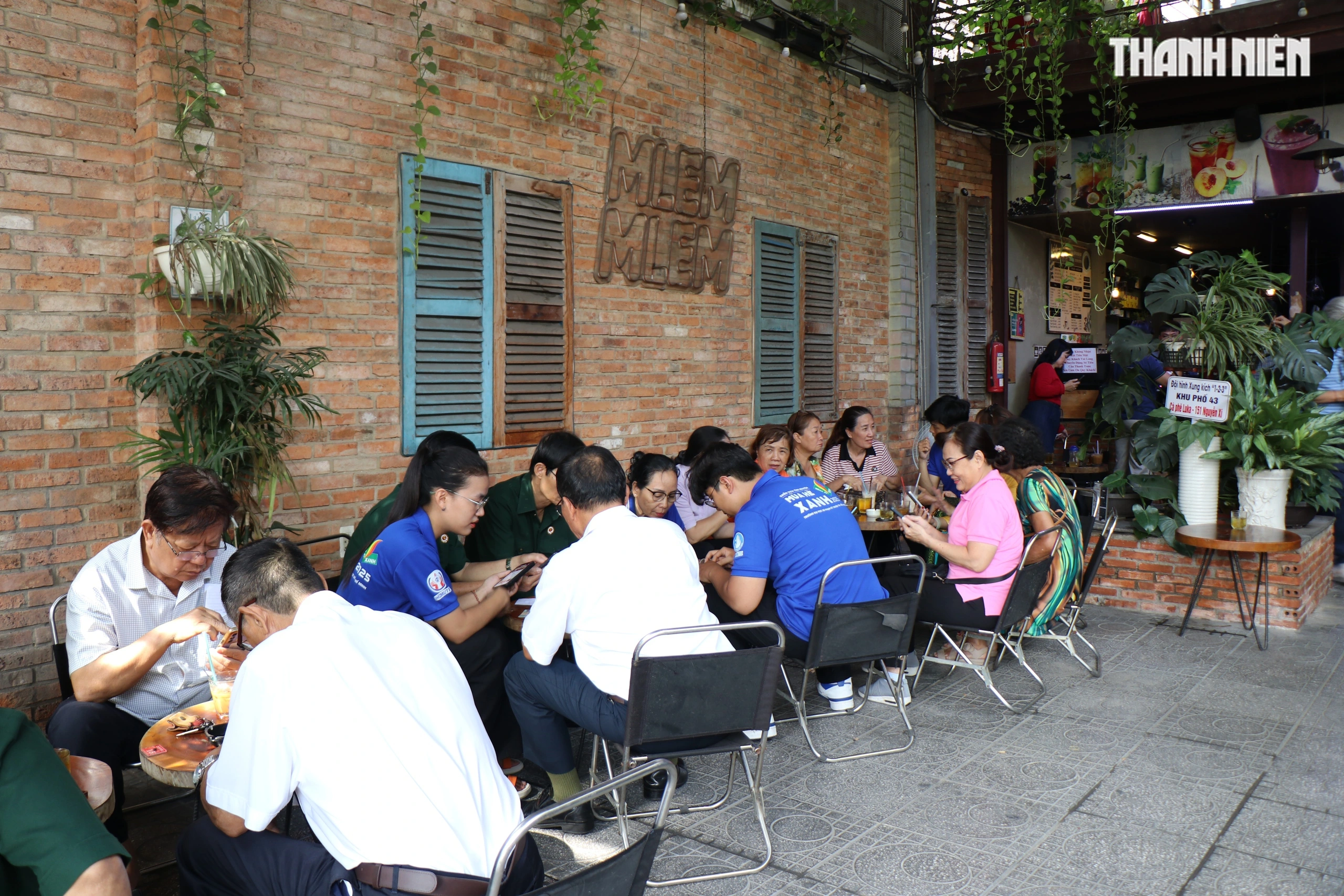 Quán cà phê Luka được tận dụng mặt bằng làm nơi học chuyển đổi số cho người lớn tuổi trong khu phố