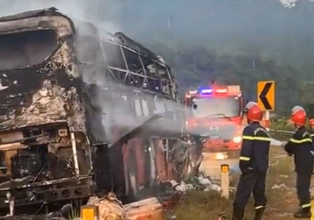 Xe khách cháy trên tuyến cao tốc, 24 hành khách thoát chết trong gang tấc Ô tô khách bốc cháy trên tuyến La Sơn - Túy Loan, 24 hành khách thoát nạn- Ảnh 2.