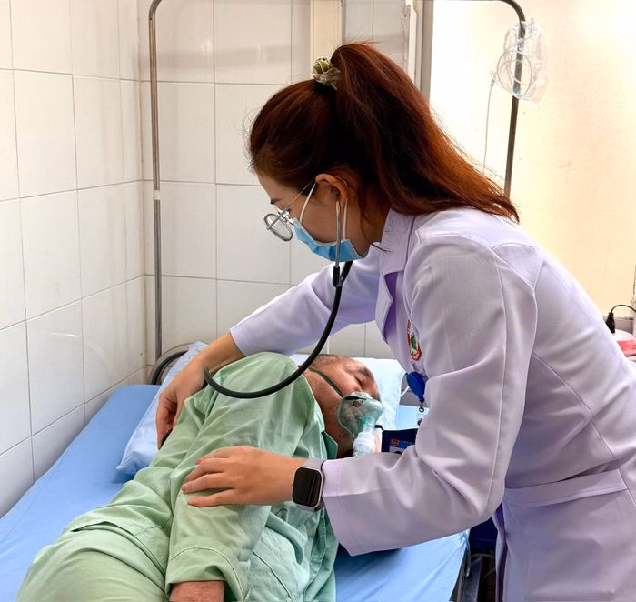 B&aacute;c sĩ kh&aacute;m bệnh nh&acirc;n tại Khoa Bệnh phổi, Bệnh viện Đa khoa L&acirc;m Đồng