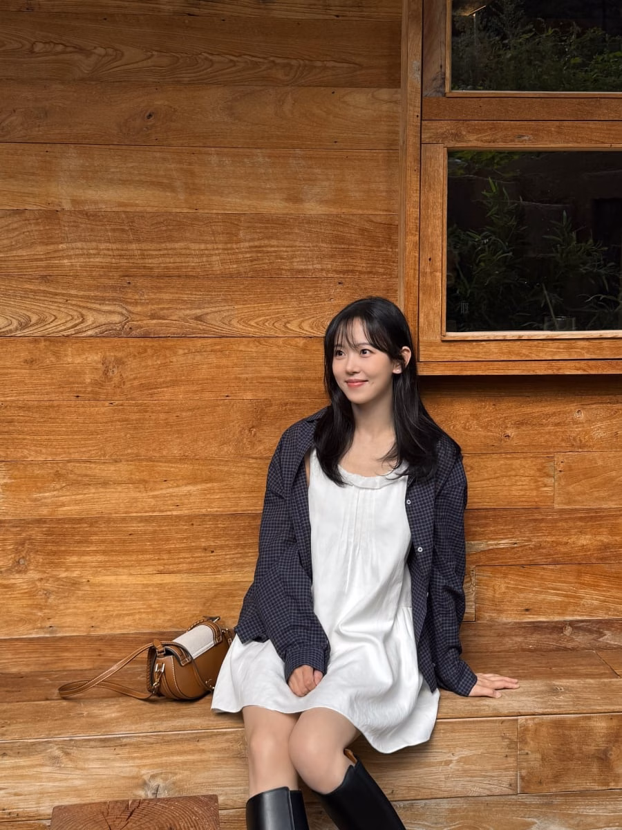 Boots cao cổ và outfit mùa xuân Boots cao cổ kết hợp váy ngắn và áo sơ mi họa tiết