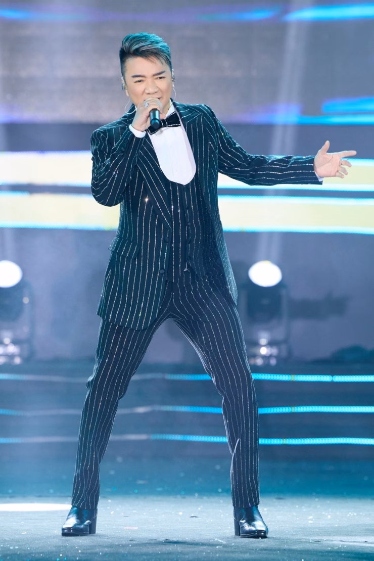 Đ&agrave;m Vĩnh Hưng biểu diễn li&ecirc;n kh&uacute;c trong buổi chung kết