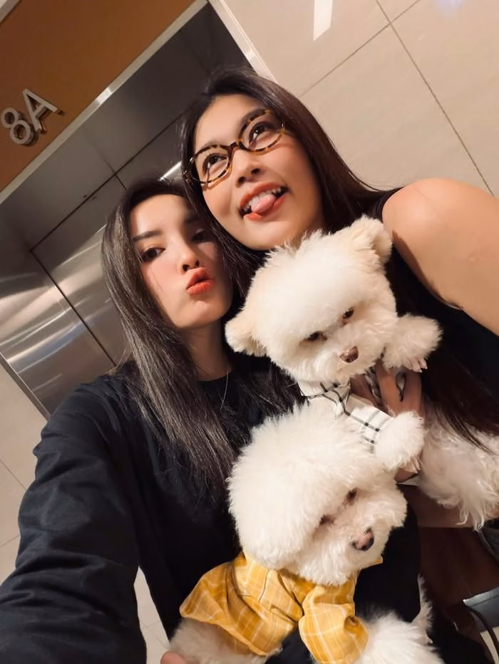 Kỳ Duy&ecirc;n v&agrave; Thi&ecirc;n &Acirc;n cầm t&uacute;i Goyard Boh&egrave;me Hobo 69 triệu