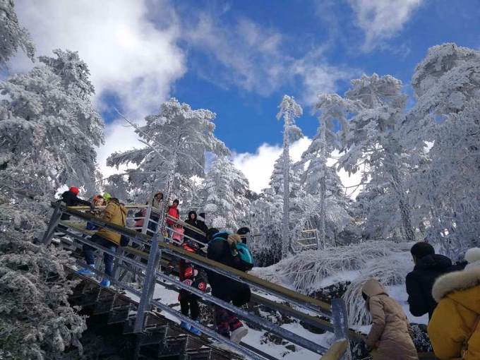 Du kh&aacute;ch tham quan n&uacute;i tuyết Jiaozi ở tỉnh V&acirc;n Nam