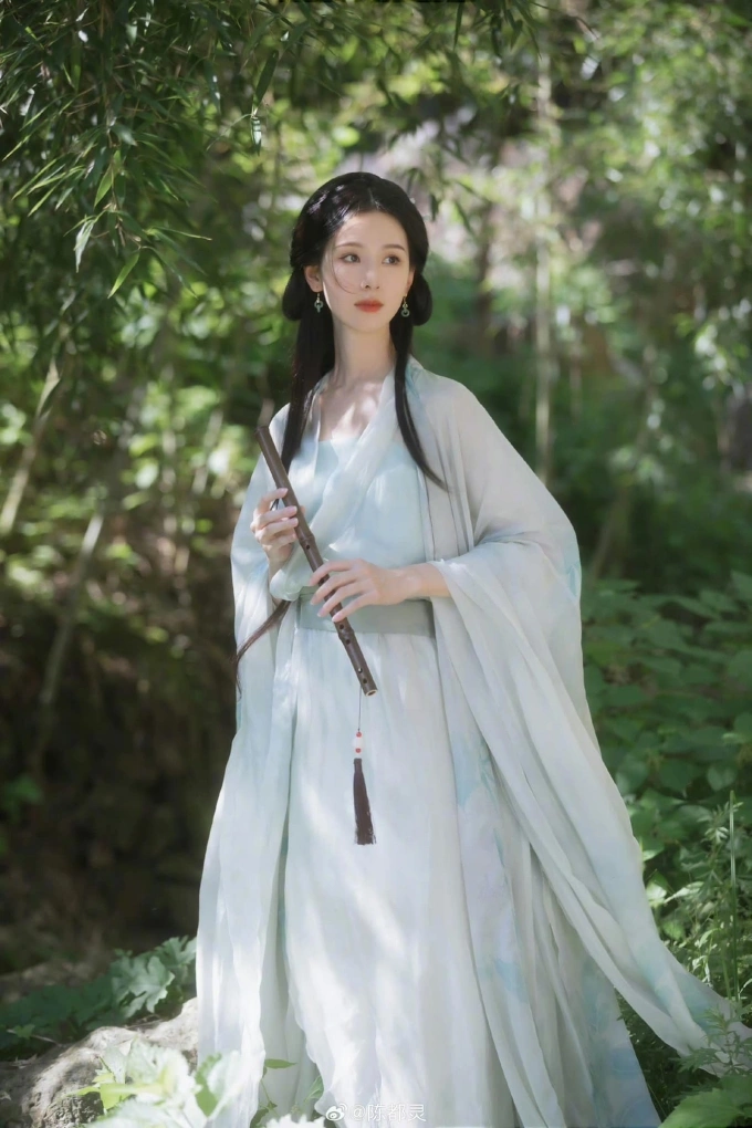 Trần Đ&ocirc; Linh nhận được v&ocirc; v&agrave;n lời khen cho nhan sắc tinh tế, cảm gi&aacute;c thuần khiết v&agrave; kh&iacute; chất từ &aacute;nh mắt, nụ cười