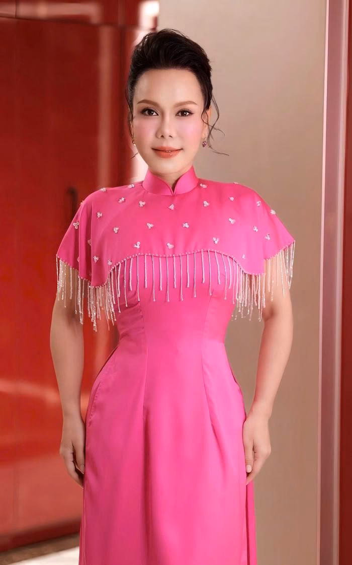 Việt Hương nhận giải Nữ diễn vi&ecirc;n ch&iacute;nh xuất sắc tại Ng&ocirc;i Sao Xanh 12