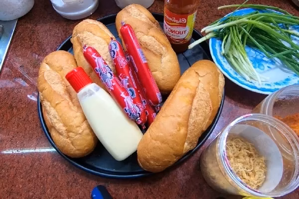 Nguyên liệu chuẩn bị Nguyên liệu cần chuẩn bị làm bánh mì nướng muối ớt bằng lò nướng