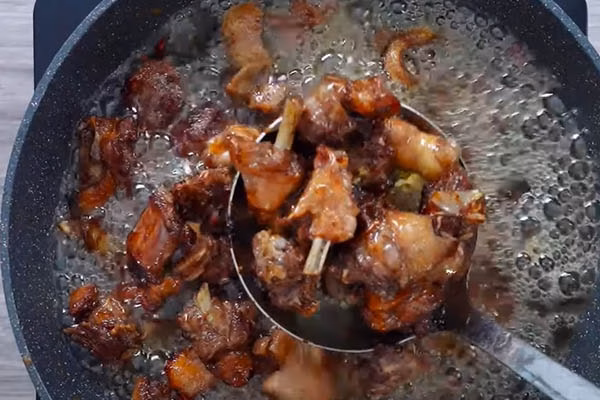 Chiên thịt ngan đến khi chuyển màu vàng nâu, hơi rám cháy