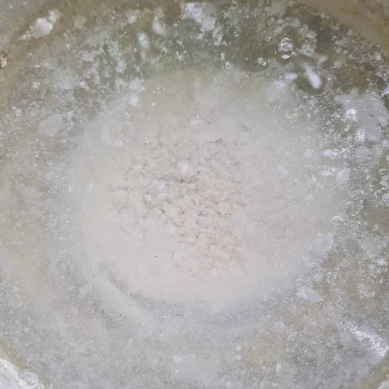Ngâm nước vôi trong để làm sấu giòn