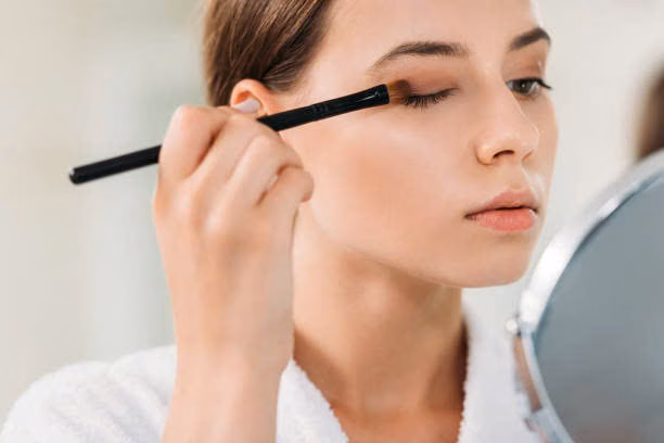 Tránh phấn mắt tối màu