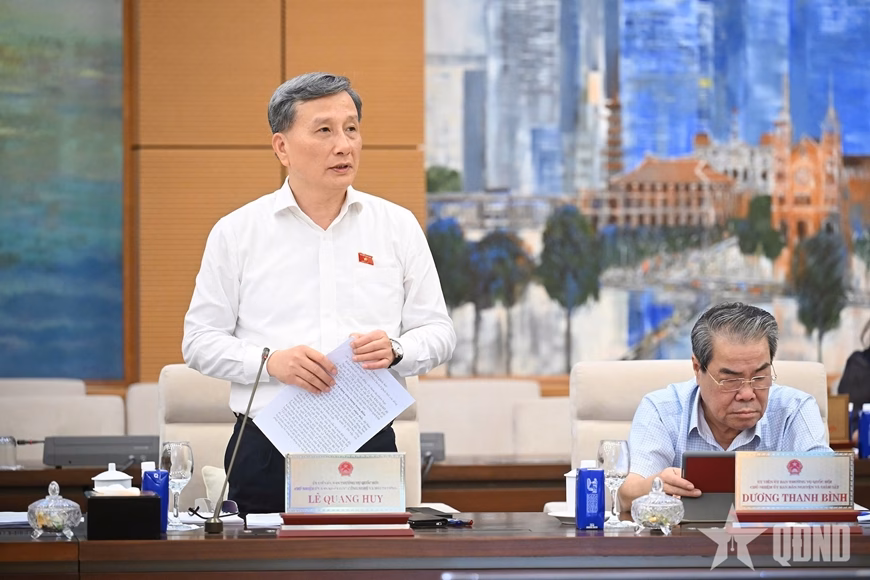 Chủ nhiệm Ủy ban Khoa học, Công nghệ và Môi trường của Quốc hội Lê Quang Huy báo cáo Chủ nhiệm Ủy ban Khoa học, Công nghệ và Môi trường của Quốc hội Lê Quang Huy báo cáo tại phiên họp
