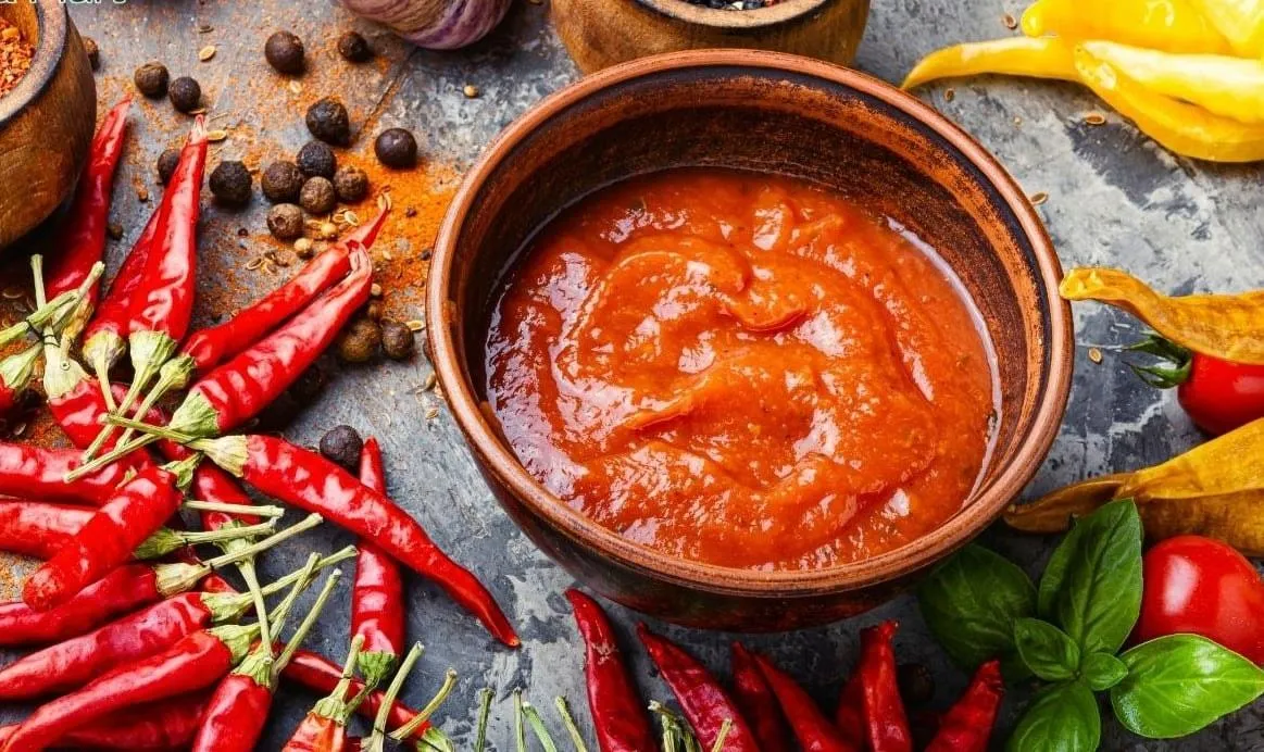 Tương ớt sạch có mùi thơm dịu nhẹ của ớt, cà chua, tỏi