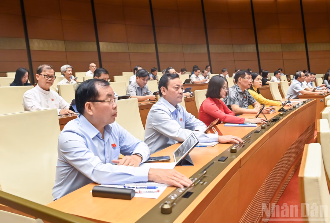 Đại biểu Quốc hội biểu quyết thông qua Luật Việc làm sửa đổi Đại biểu Quốc hội biểu quyết thông qua Luật Việc làm sửa đổi