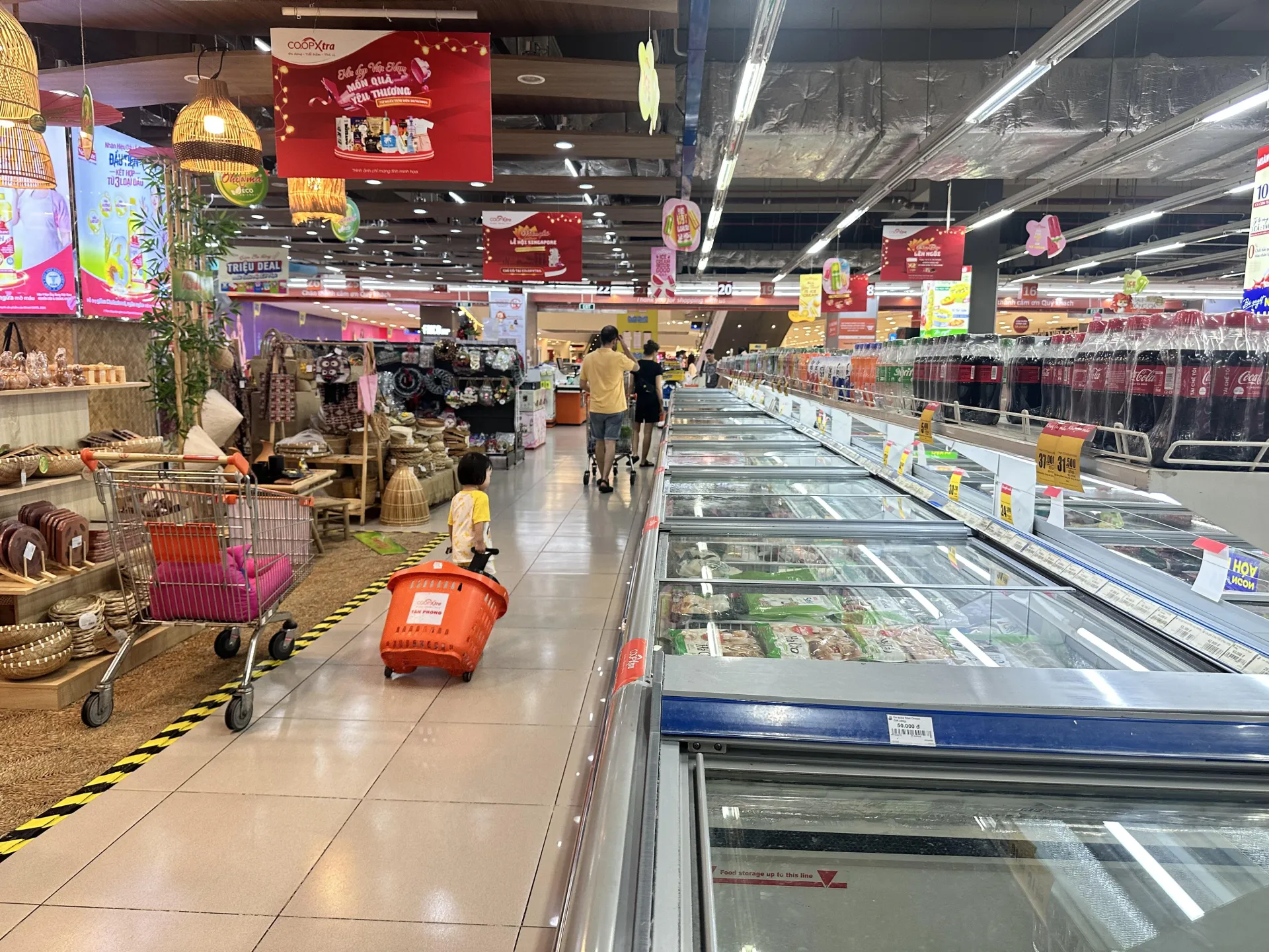 Người tiêu dùng và siêu thị Người tiêu dùng mua sắm tại siêu thị.