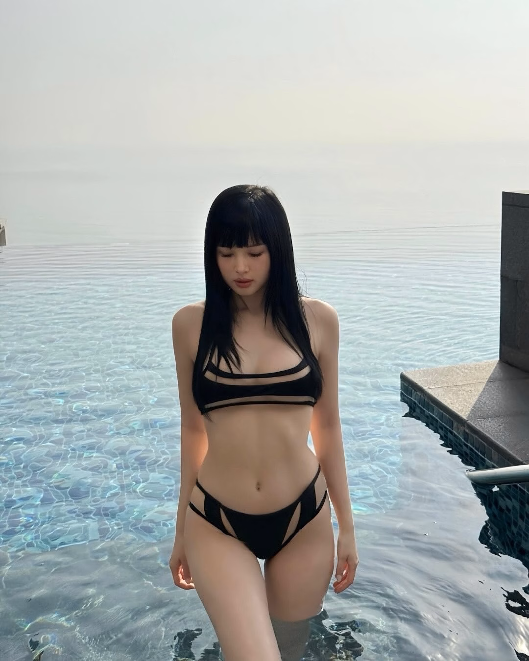 Khánh Huyền và Naomi bikini Khánh Huyền và Naomi bikini