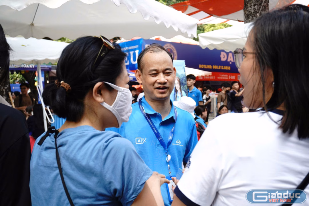 Đại học CMC có điểm chuẩn giảm, thí sinh đông đến tư vấn ngành công nghệ Phụ huynh trao đổi với giảng viên Trường Đại học CMC về ngành học. Ảnh: Ngọc Huyền