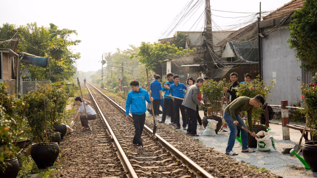 Huế: Nâng tầm phong trào Ngày Chủ nhật xanh để xây dựng thành phố xanh, sạch, sáng Người dân thành phố Huế dọn dẹp vệ sinh tuyến đường sắt qua địa bàn trong một "Ngày Chủ nhật xanh" đầu năm 2025. Ảnh: Thành Huế