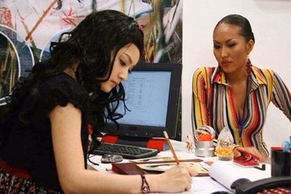 Phi Thanh Vân: Mỹ nữ làng giải trí lột xác sau 15 lần dao kéo Phi Thanh Vân da ngăm, gợi cảm ở "Cô gái xấu xí", cô khác hoàn toàn với những nữ diễn viên cùng thời.